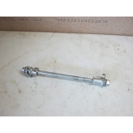 AXE DE ROUE ARRIERE - HONDA 125 CBF