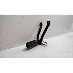 PLATINE ET REPOSE PIED ARRIERE GAUCHE - HONDA CBF 125
